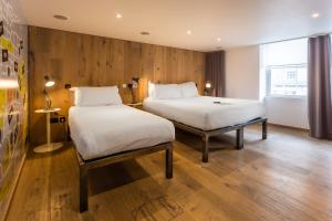 Voodi või voodid majutusasutuse Grassmarket Hotel toas