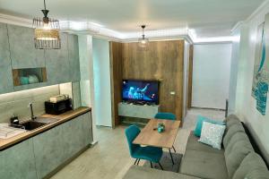 Μια τηλεόραση ή/και κέντρο ψυχαγωγίας στο Blue Bamboo Apartment Spa Pools Resort and Parking