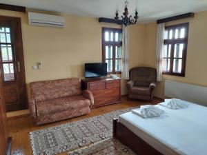 Ruang duduk di Guest Rooms Cheshmata