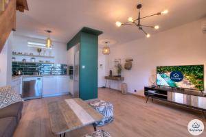Η κουζίνα ή μικρή κουζίνα στο Apt - 4 pers - Petit Duc - Rénové - 44m² - Centre de Mont Rocquefeuil - Saint-Gilles les Bains