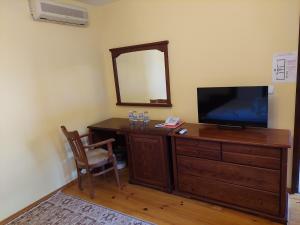 TV a/nebo společenská místnost v ubytování Guest Rooms Cheshmata