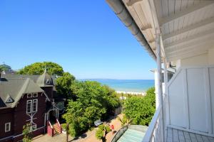 Vom Balkon eines Hauses genießen Sie Meerblick. in der Unterkunft Villa Bellevue Premium by Rujana in Binz