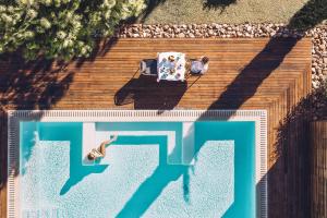Bazén v ubytování Las Gaviotas Suites Hotel & Spa nebo v jeho okolí