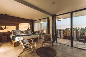 een slaapkamer met een bed en een balkon bij Las Gaviotas Suites Hotel & Spa in Playa de Muro