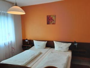 Postel nebo postele na pokoji v ubytování Hotel Gasthof Zur Krone