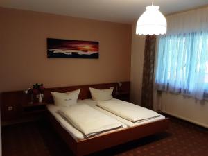 Postel nebo postele na pokoji v ubytování Hotel Gasthof Zur Krone