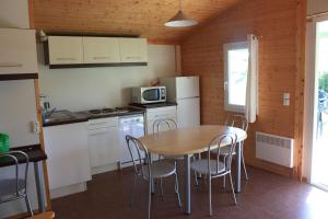 Кухня или кухненски бокс в Cottages du Lac de Miel