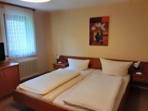 Postel nebo postele na pokoji v ubytování Hotel Gasthof Zur Krone