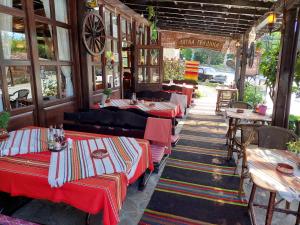 Un restaurante o sitio para comer en Guest Rooms Cheshmata