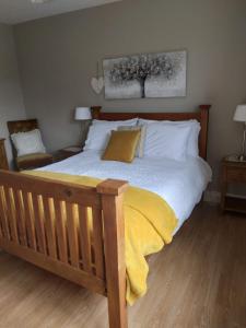 um quarto com uma cama grande e um cobertor amarelo em Tess's Guest House R95K6N1 This Property is unsuitable for children under 12 years old em Freshford