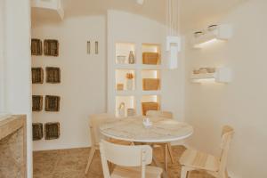 uma sala de jantar com mesa e cadeiras em Masseria Borgo Ritella em Fasano