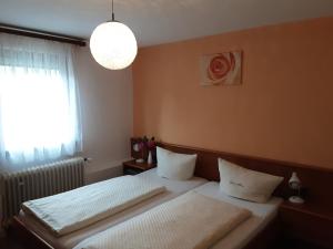 Postel nebo postele na pokoji v ubytování Hotel Gasthof Zur Krone