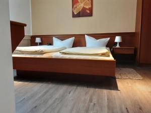 Postel nebo postele na pokoji v ubytování Hotel Gasthof Zur Krone