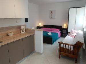 Apartments Cocaletto في روفينج: مطبخ وغرفة نوم مع سرير في غرفة