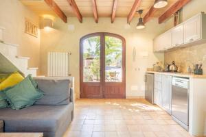 a living room with a couch and a kitchen at Redonda 1 in Costitx