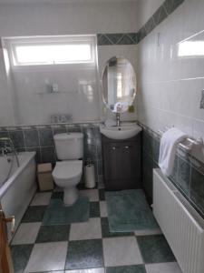 Un baño de Tess's Guest House R95K6N1 This Property is unsuitable for children under 12 years old