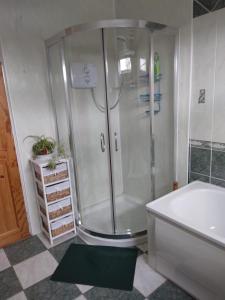 uma casa de banho com um chuveiro e uma banheira em Tess's Guest House R95K6N1 This Property is unsuitable for children under 12 years old em Freshford