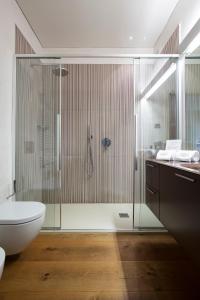 a bathroom with a shower and a toilet and a sink at Hotel Aqua Crua in Barbarano Vicentino