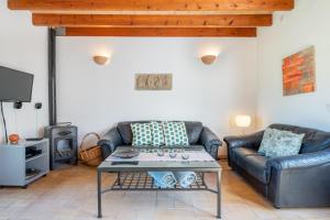ein Wohnzimmer mit einem Sofa und einem Couchtisch in der Unterkunft Apartamento Arco in Costitx
