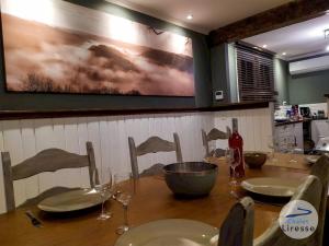 מסעדה או מקום אחר לאכול בו ב-Chalet la Liresse