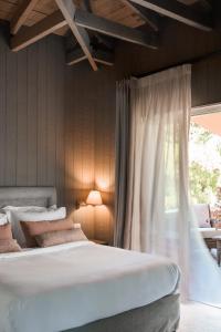 Un dormitorio con una cama grande y una ventana en The Kefalari Suites, en Atenas