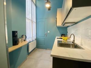 パリにあるStudio Aboukir 1の青い壁のキッチン(シンク付)