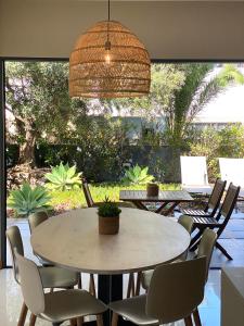 ein Esszimmer mit einem Tisch und Stühlen in der Unterkunft Bordal Houses Casa da Areia in Porto Santo