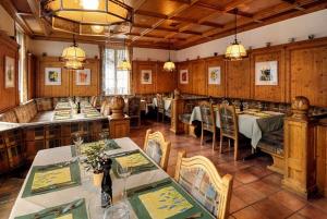 un ristorante con tavoli e sedie in una stanza di Hotel Churfirsten a Walenstadt
