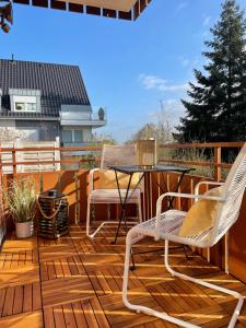 un patio con mesa y sillas en una terraza en HAPPY PLACE mit Sonnen-Balkon und Stellplatz nur 400 m zum Strand en Scharbeutz