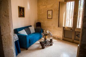 Predel za sedenje v nastanitvi Tal-Karmnu Entire house with private heated pool and jacuzzi
