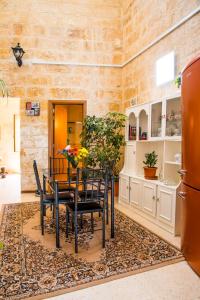 Predel za sedenje v nastanitvi Tal-Karmnu Entire house with private heated pool and jacuzzi