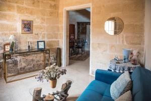 Predel za sedenje v nastanitvi Tal-Karmnu Entire house with private heated pool and jacuzzi