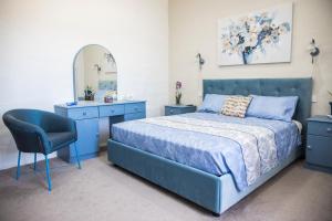 Tempat tidur dalam kamar di Tal-Karmnu Entire house with private heated pool and jacuzzi
