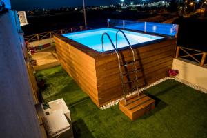 Bazen v nastanitvi oz. blizu nastanitve Tal-Karmnu Entire house with private heated pool and jacuzzi