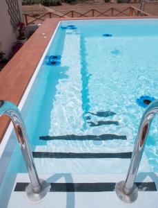 Bazen v nastanitvi oz. blizu nastanitve Tal-Karmnu Entire house with private heated pool and jacuzzi