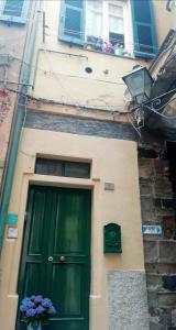 una puerta verde al lado de un edificio en DonnaBarbara, en Vernazza