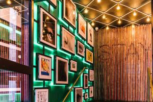 een kamer met een groene muur met foto's erop bij Stay Central Hotel in Edinburgh