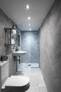 Ванная комната в Central Hastings, Stylish-Luxe, Seaside Apartment.