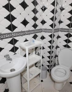 een badkamer met een wastafel en een toilet bij Appartement Ouargaga in Meknès