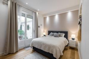 尼斯的住宿－Comfort and style 2 BR AC & Large Patio Near Sea，一间卧室设有一张床和一个大窗户