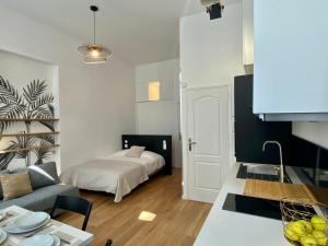 a living room with a couch and a bed at Studio Aboukir 2 in Paris