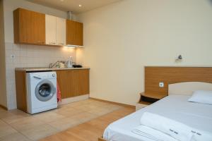 Habitación con cama y lavadora. en Studio with a balcony near the centre of Sunny Beach by Flаt Manаger, en Sunny Beach