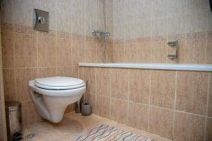un baño con inodoro y bañera en Studio with a balcony near the centre of Sunny Beach by Flаt Manаger, en Sunny Beach