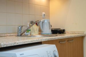 encimera de cocina con fregadero y electrodomésticos en Studio with a balcony near the centre of Sunny Beach by Flаt Manаger, en Sunny Beach 6 fotos más