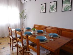 una mesa de comedor con platos azules y vasos. en Apartamento Dayok Costa Barcelona, en Malgrat de Mar