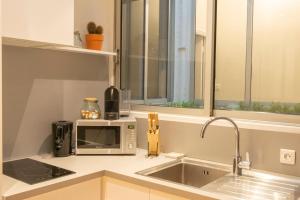 Confort Appartement 110 m² CleanNcosy Toulouse Hypercentre的厨房或小厨房