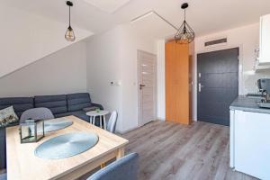 Η κουζίνα ή μικρή κουζίνα στο Apartament Kapitańska +5 φωτογραφίες