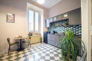 uma cozinha com mesa e cadeiras e um balcão em Sweet Home Pigneto Guest House em Roma