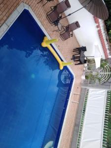 una piscina con un tobogán amarillo de plástico. en Quinta Santa Paula, en Anapoima