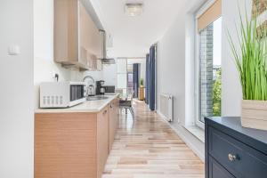 Kuchyňa alebo kuchynka v ubytovaní Apartamenty Feniks by Noclegi Renters